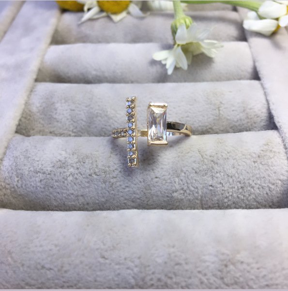 Beyaz Zirkonyum Taşlı Gold Yüzük