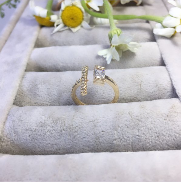 Beyaz Zirkonyum Taşlı Gold Yüzük