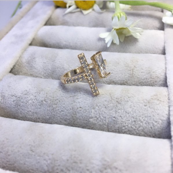 Beyaz Zirkonyum Taşlı Gold Yüzük