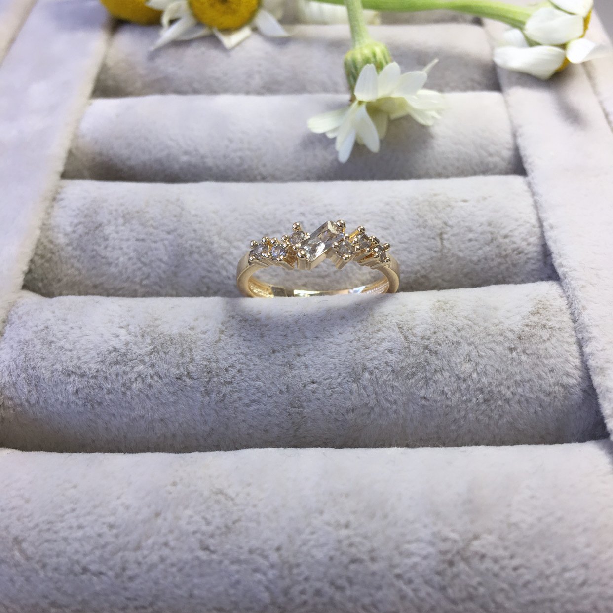 Tırnaklı Beyaz Zirkonyum Taşlı Yüzük