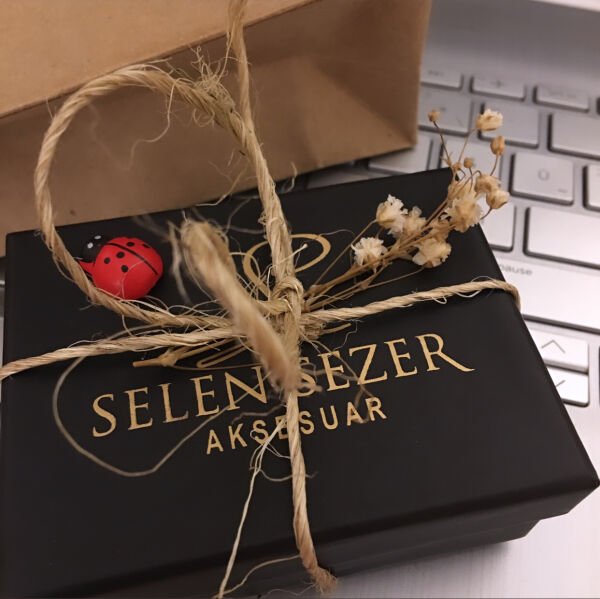 Özel Seri Taşlı Kare Küpe GOLD