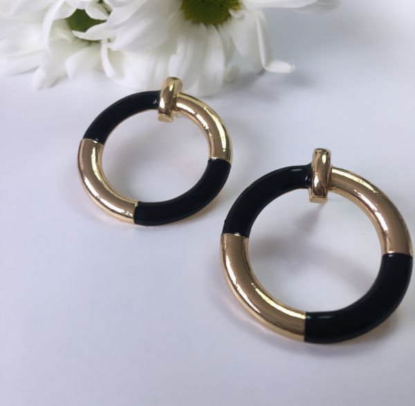 Renkli Gold Yuvarlak Plaka Küpe SİYAH