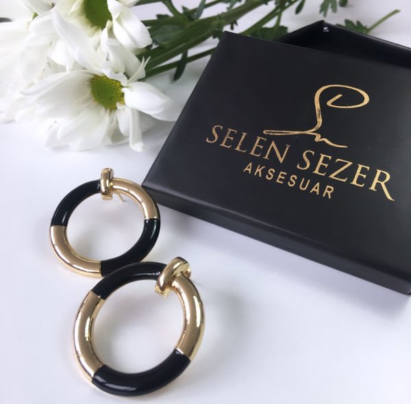 Renkli Gold Yuvarlak Plaka Küpe SİYAH
