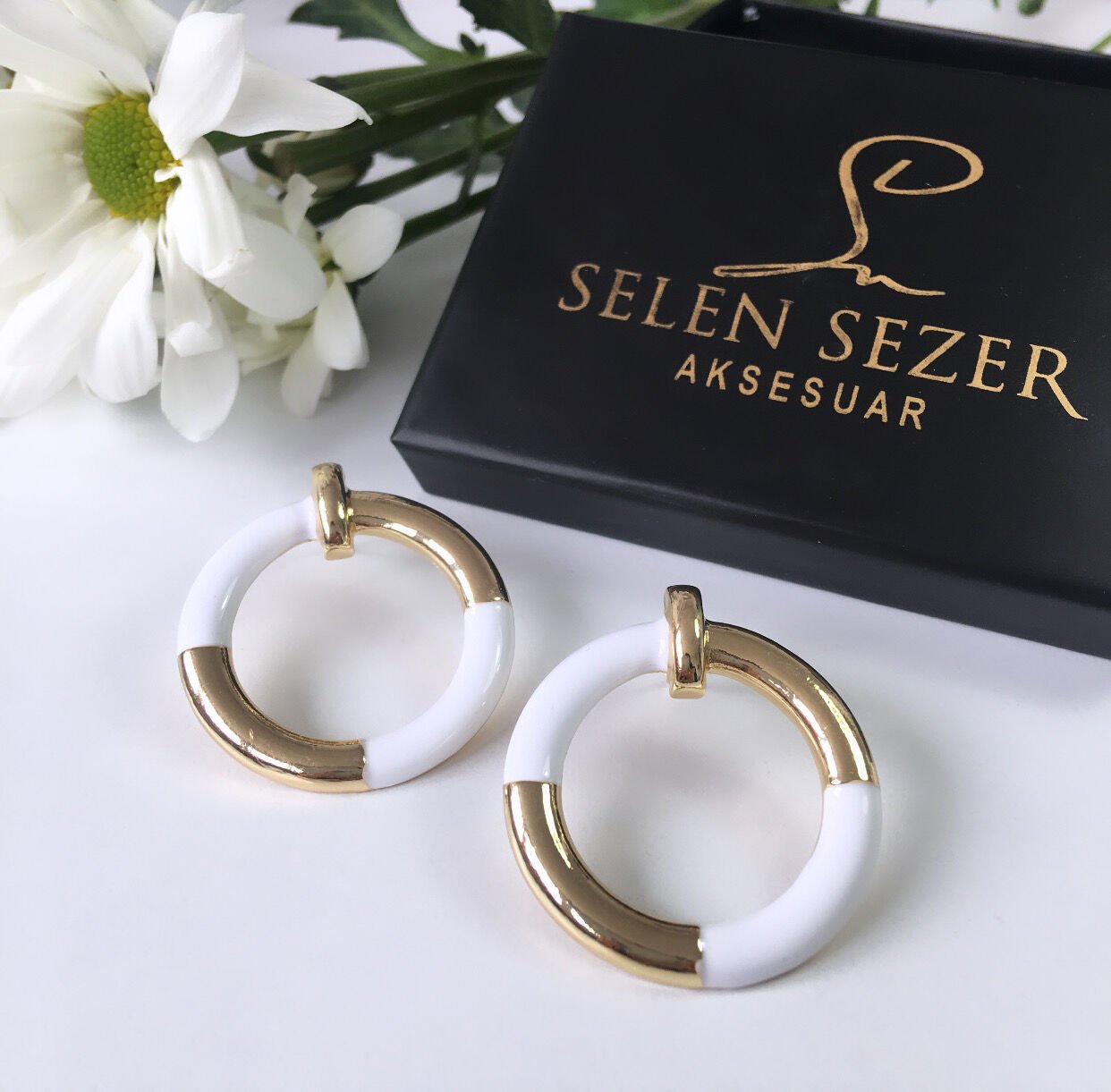 Renkli Gold Yuvarlak Plaka Küpe BEYAZ