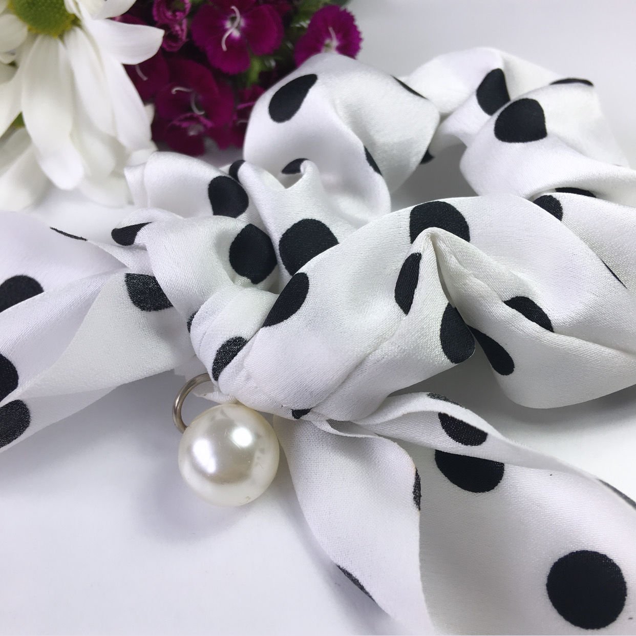 İnci Detay Puanlı Lastikli Beyaz Toka